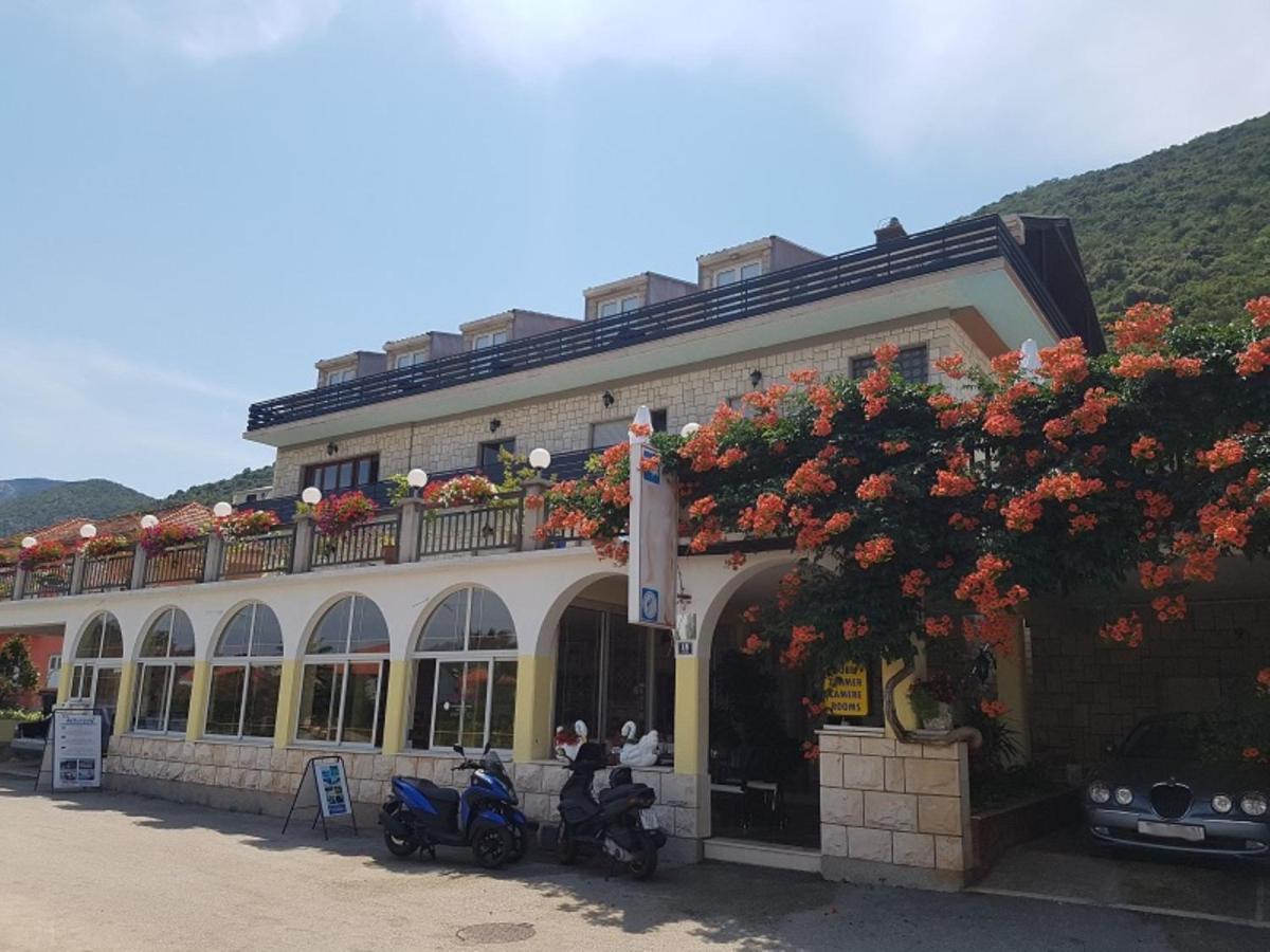 Pansion Antunovic Hotel Trpanj Eksteriør billede